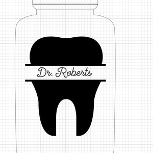 Peut inclure: Une illustration en noir et blanc d'une dent à l'intérieur d'un bocal en verre transparent avec un couvercle noir. Le texte "Dr. Roberts" est écrit sur une bannière blanche en travers de la dent.