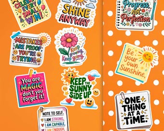Può includere: Una collezione di nove adesivi colorati con frasi motivazionali tra cui Celebrate Every Small Win, Shine Anyway, Progress not Perfection, Mistakes are Proof You're Trying, Keep Growing, You are Magic, Keep the Sunny Side Up, Be your own Sunshine e One Thing at a Time.