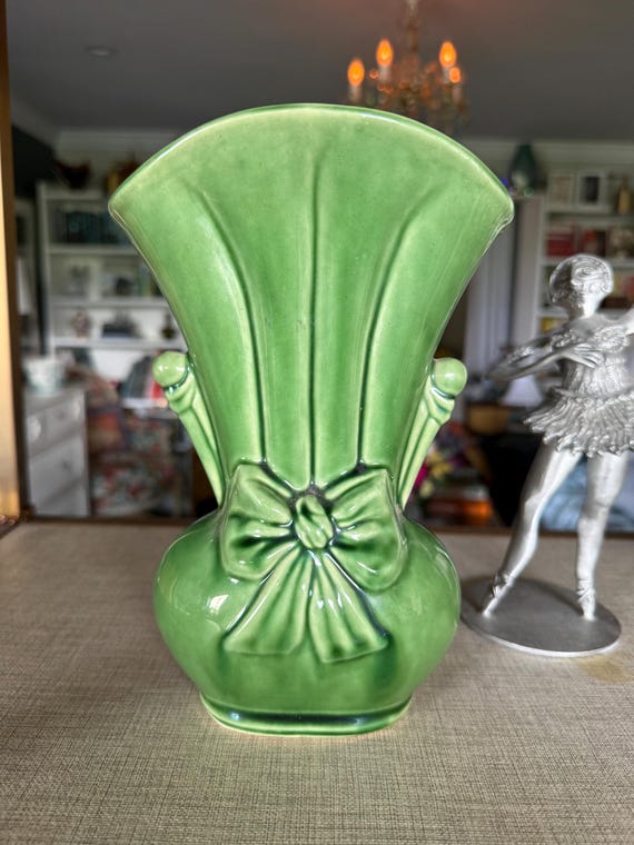 Vintage Green Art Deco Vase USA Pottery 819, Bow Vase Ceramic Planter, Depression Era Fan Vase, Cottagecore Grandmillennial Decor