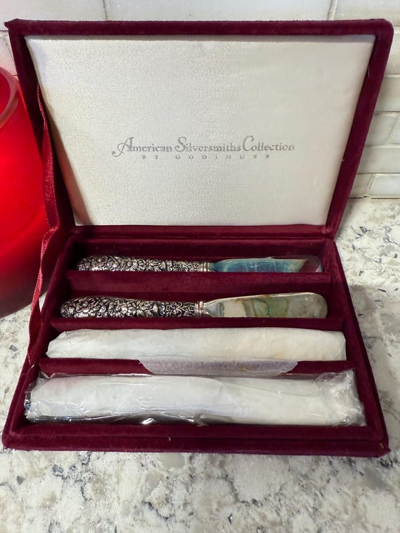 American Silversmiths Collection by Godinger - Silver-Plated Flatware Set with Velvet Box
