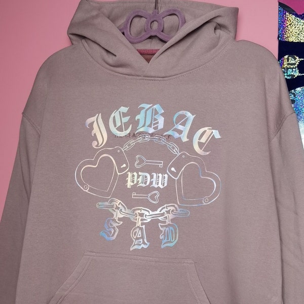 brudnoróżowa bluza j*bac sad PDW Ciemiega boxy hoodie luźna łańcuch kajdanki holograficzny nadruk ekologiczna moda custom upcycling