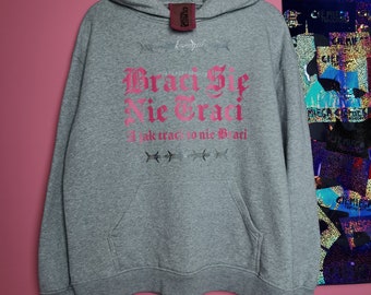 szara bluza Braci Się Nie Traci Ciemiega basic hoodie z kieszenią kangurka unisex unikatowa moda upcycling dresowa różowy nadruk