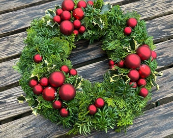 Door wreath / table wreath made of mixed green with Christmas tree balls ø approx. 35 - 38 cm.