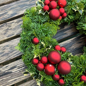 Door wreath / table wreath made of mixed green with Christmas tree balls ø approx. 35 38 cm. image 7