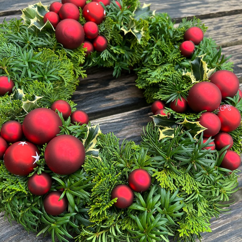Door wreath / table wreath made of mixed green with Christmas tree balls ø approx. 35 38 cm. image 2