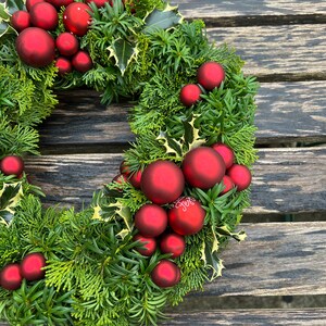 Door wreath / table wreath made of mixed green with Christmas tree balls ø approx. 35 38 cm. image 4