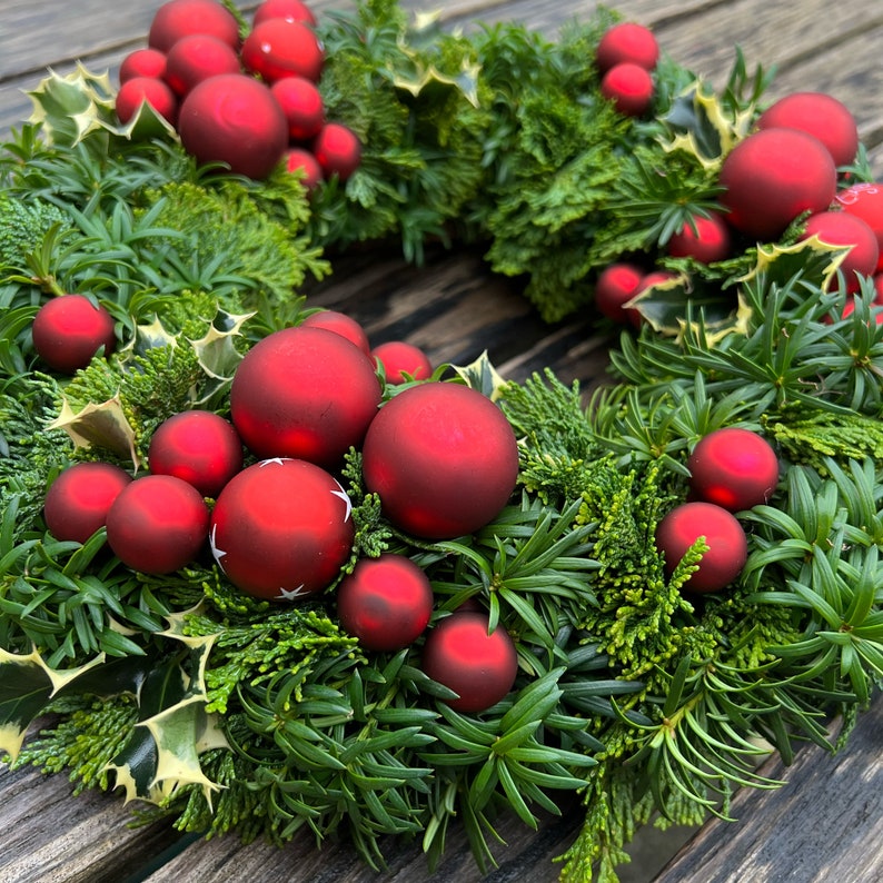 Door wreath / table wreath made of mixed green with Christmas tree balls ø approx. 35 38 cm. image 6