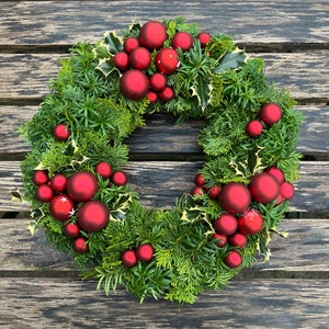 Door wreath / table wreath made of mixed green with Christmas tree balls ø approx. 35 38 cm. image 5