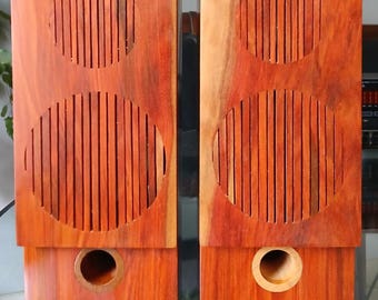Exclusivo sistema de altavoces con puerto de madera maciza Redheart.