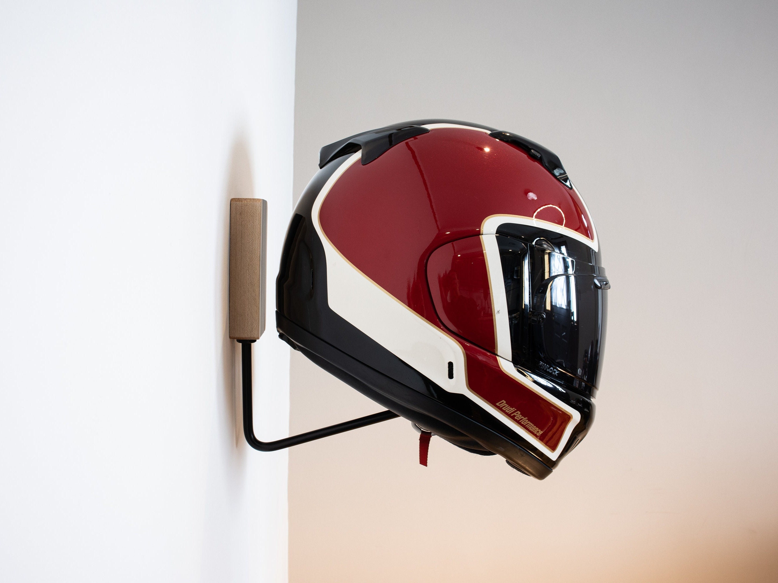 Helmet stand Helmet rack Accessoires Hoeden & petten Helmen Motorhelmen Helmet holder. Piston helmet wall mount Hanger for motorcycle helmet 