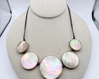 Collana vintage KENNETH COLE con bavaglino in madreperla e abalone, 5 cerchi, stile geometrico color argento, 40,6 cm.