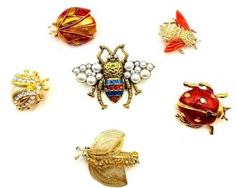 Konvolut von 6 Vintage-Insektenbroschen (Käfer, Wespen, Fliegen) aus goldfarbenem Emaille und Kristall