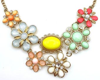 Collar babero floral llamativo, primaveral, multicolor, diamantes de imitación, amarillo, rosa, azul claro.