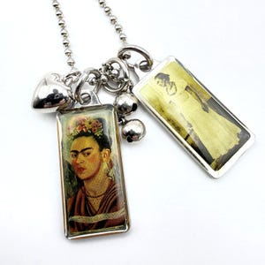 Puede incluir: Un juego de tres tazas de cerámica con un acabado mate moteado. Cada taza presenta un color diferente: azul claro, crema y gris. Las tazas tienen un diseño simple y moderno y un asa cómoda.