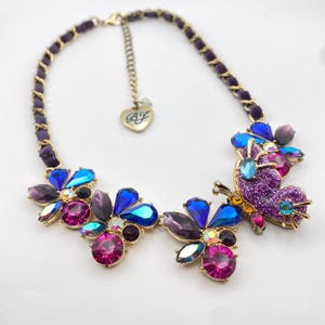 vintage BETSEY JOHNSON collier ras de cou floral tendance papillon strass
