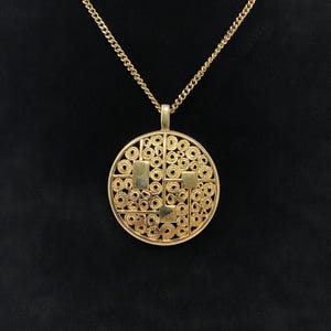 Colar com pingente vintage Sarah Coventry MCM em tom dourado e beleza atemporal