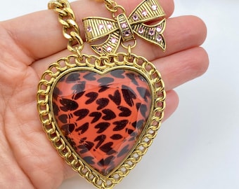 NWOT Vtg BETSY JOHNSON Roter Leopard Herz Bogen Anhänger Halskette Goldton 82 cm