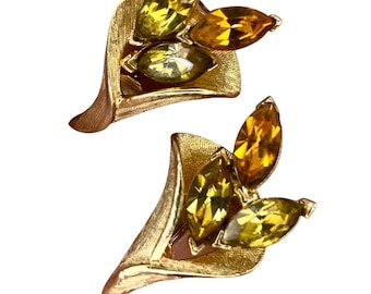 Pendientes vintage de clip con diseño floral de CORO, diamantes de imitación amarillos y cristales chapados en oro de 10 quilates, firmados.