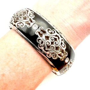 BRIGHTON im Ruhestand DYNASTY Klapp Armreif Armband Silber Kristall Schwarz Emaille 17,8 cm
