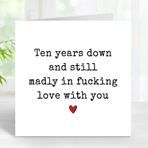 Carte du 10e anniversaire, dix ans vers le bas et toujours fou d'amour avec vous, carte grossière, carte drôle de 10 ans pour lui ou elle