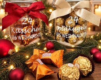 Op de afbeelding: Twee glazen potten met metalen beugelsluiting gevuld met chocolaatjes. De linkerpot heeft een rood lint en de tekst 24 Küsschen BIS WEIHNACHTEN. De rechterpot heeft een goudkleurig lint en de tekst 24 Goldkugeln BIS WEIHNACHTEN.