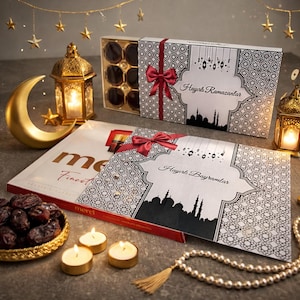 Könnte beinhalten: Festliche Anordnung mit Geschenkboxen mit roten Schleifen, goldenen Laternen und einem Mond. Die Boxen tragen die Aufschriften "Hayirli Ramazanlar" und "Hayirli Bayramlar". Kerzen und Datteln sind ebenfalls vorhanden.