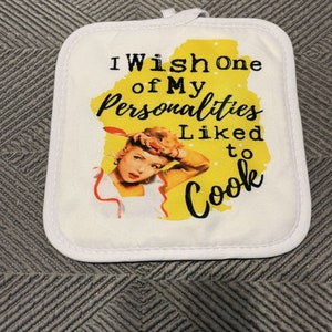 Retro Housewife Pot Holder: Funny Hostess Gift