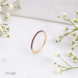 Demi-anneau d'éternité rubis : anneau en or rose massif avec pierres de naissance pour juillet