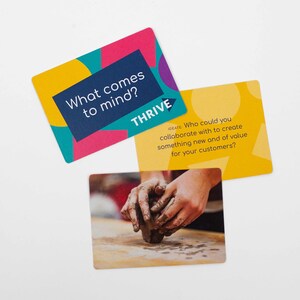Może przedstawiać: Dwie ż&oacute;łte, niebieskie i r&oacute;żowe karty z tekstem "What comes to mind?" i "THRIVE". Druga karta zawiera tekst "IDEATE: Who could you collaborate with to create something new and of value for your customers?" Trzecia karta przedstawia zbliżenie rąk pracujących z gliną.