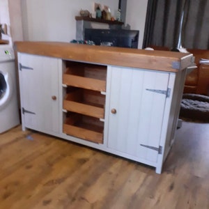 Butchers block style kitchen island/breakfast bar.
