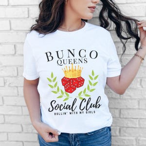 T-shirt Bunco Queens Social Club : T-shirt rouge en toile Bella Dice Crown