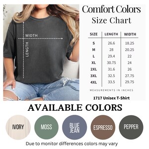 K&ouml;nnte beinhalten: Ein dunkelgraues Unisex-T-Shirt mit Gr&ouml;&szlig;entabelle und Farbauswahl. Die Gr&ouml;&szlig;entabelle zeigt die Ma&szlig;e in Zoll f&uuml;r die Gr&ouml;&szlig;en S bis 4XL. Verf&uuml;gbare Farben sind Ivory, Moss, Blue Jean, Espresso und Pepper.