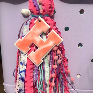 Initial Bag Tag, Taschenanhänger, Acryl Taschenanhänger, Initial Tag, Bogg Bag Accessoires, Bogg Taschenanhänger Bit, Pooltasche, Bogg Bag Quaste, Tie-Dye