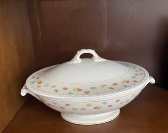 Homer Laughlin Eggshell Georgian covered vegetable dish