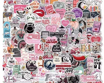 Puede incluir: Una colección de pegatinas coloridas con varios diseños y textos, incluyendo temas relacionados con libros, corazones y frases humorísticas. Las pegatinas presentan tonos de rosa, negro, blanco y rojo, con ilustraciones y textos como "Read", "Smut" y "Book Club."