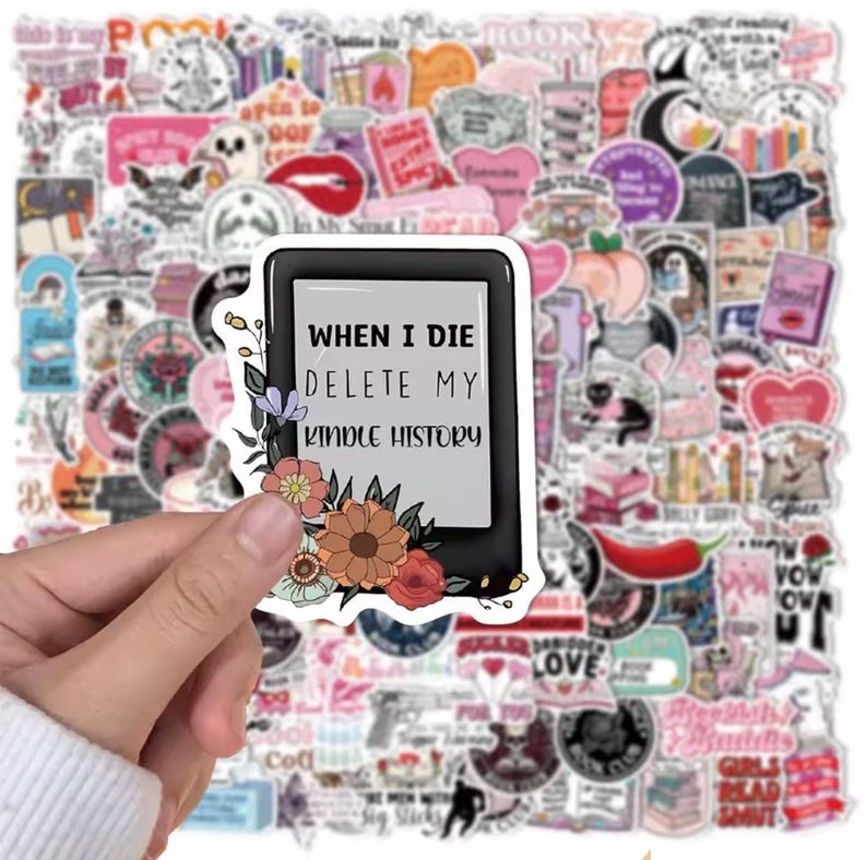 Może przedstawiać: Naklejka z motywem czytnika e-book&oacute;w i napisem "WHEN I DIE DELETE MY KINDLE HISTORY". Naklejka jest ozdobiona kwiatowymi akcentami. Tło przedstawia kolekcję r&oacute;żnych naklejek.