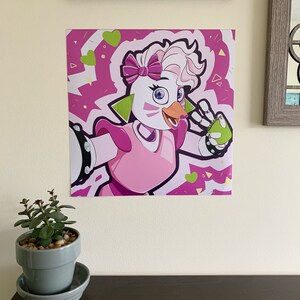 K&ouml;nnte beinhalten: Eine rosa und wei&szlig;e Comicfigur mit gr&uuml;nem Schnabel und gr&uuml;nen Haaren. Die Figur tr&auml;gt ein rosa Kleid mit einer gr&uuml;nen Schleife und einem gr&uuml;nen Armband. Der Hintergrund ist rosa mit gr&uuml;nen Herzen und wei&szlig;en Dreiecken.