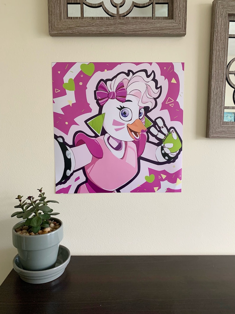 K&ouml;nnte beinhalten: Eine rosa und wei&szlig;e Comicfigur mit gr&uuml;nem Schnabel und gr&uuml;nen Haaren. Die Figur tr&auml;gt ein rosa Kleid mit einer gr&uuml;nen Schleife und einem gr&uuml;nen Armband. Der Hintergrund ist rosa mit gr&uuml;nen Herzen und wei&szlig;en Dreiecken.