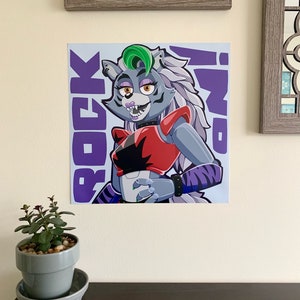 K&ouml;nnte beinhalten: Ein lila-wei&szlig;es Poster mit einem Cartoon-Wolf mit gr&uuml;nen Haaren, roten Kleidern und einem schwarz-wei&szlig; gestreiften Arm. Der Text "ROCK" ist in Lila auf der linken Seite des Posters geschrieben und "MOM!" ist in Lila auf der rechten Seite des Posters geschrieben.