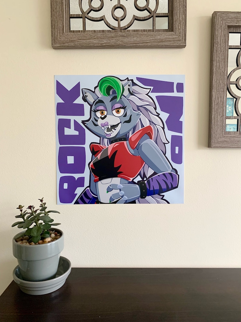 K&ouml;nnte beinhalten: Ein lila-wei&szlig;es Poster mit einem Cartoon-Wolf mit gr&uuml;nen Haaren, roten Kleidern und einem schwarz-wei&szlig; gestreiften Arm. Der Text "ROCK" ist in Lila auf der linken Seite des Posters geschrieben und "MOM!" ist in Lila auf der rechten Seite des Posters geschrieben.