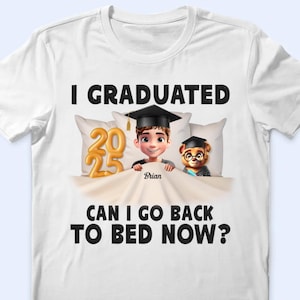 Puede incluir: Camiseta blanca con el texto "I GRADUATED 2025 CAN I GO BACK TO BED NOW?" y un gráfico de un graduado y un oso con gorros de graduación. El nombre del graduado "Brian" está impreso debajo del gráfico.