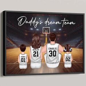 Pode incluir: Uma ilustração digital de uma família de quatro pessoas vestindo uniformes de basquete com seus nomes e números nas costas. A família está sentada em uma quadra de basquete com uma cesta de basquete no fundo. O texto "Daddy's Dream Team" está no topo da imagem.