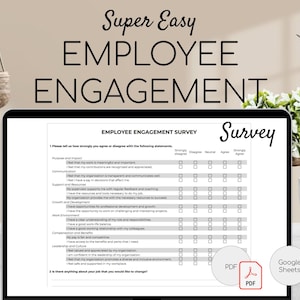 Può includere: Un sondaggio di coinvolgimento dei dipendenti stampabile in bianco e nero con un titolo che recita "Super Easy Employee Engagement Survey". Il sondaggio include domande su scopo e impatto, comunicazione, supporto e risorse, crescita e sviluppo, ambiente di lavoro, compensi e benefit, leadership e cultura, e qualsiasi cosa sul tuo lavoro che vorresti cambiare. Il sondaggio è disponibile in formato PDF e Google Sheets.