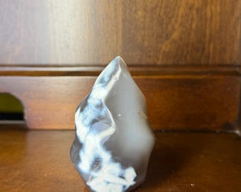Orca Agate Flame Carving – Gray and White Decor from Madagascar