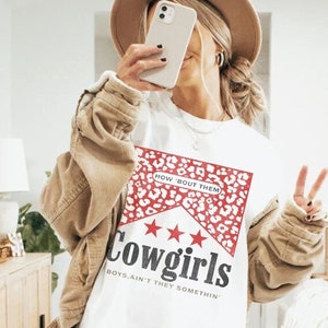 How &#39;Bout Them Cowgirls シャツ - カウガール ホースバック T シャツ - カントリー ミュージック - ウエスタン シャツ - ミュージック リリック シャツ - 90 年代カントリー - ユニセックス T シャツ