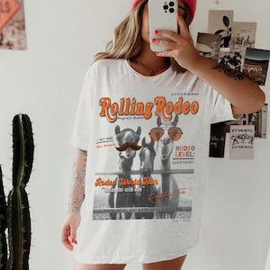 Rolling Rodeo T-Shirt, Musikliebhaber, Western Shirt, Cowgirl T-Shirt, Grafik T-Shirt, lustiges Pferd T-Shirt, Unisex Konzert T-Shirt, Country Festival, Kamel