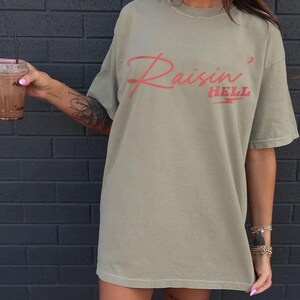 Raisin' Hell Tee - The Hell I Wont Tshirt - Western Tee - Cowboy Tshirt - Far West - rodéo - chemise country - country - unisexe teint en pièce Khaki