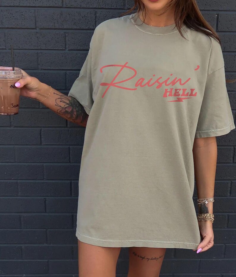 Raisin' Hell Tee - The Hell I Wont Tshirt - Western Tee - Cowboy Tshirt - Far West - rodéo - chemise country - country - unisexe teint en pièce Khaki