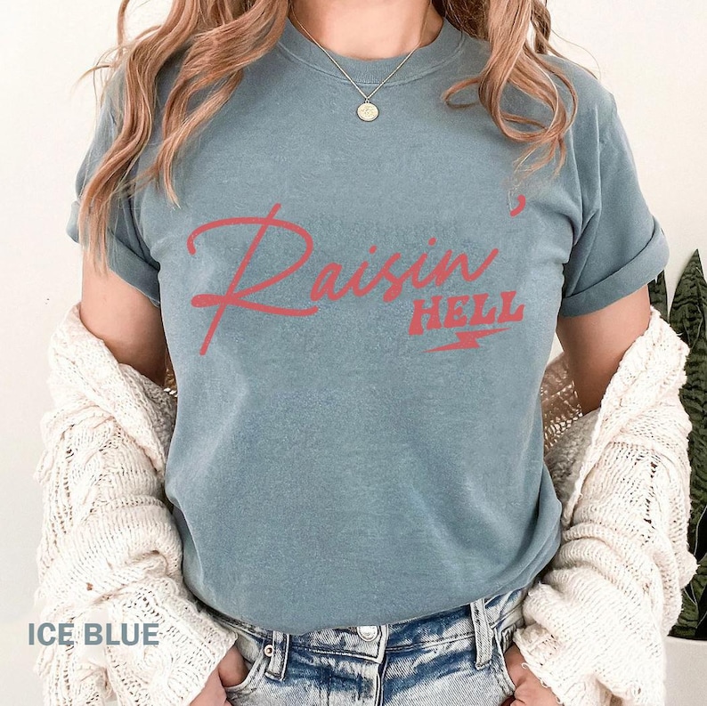 Raisin' Hell Tee - The Hell I Wont Tshirt - Western Tee - Cowboy Tshirt - Far West - rodéo - chemise country - country - unisexe teint en pièce Ice Blue