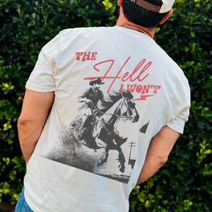 Raisin' Hell Tee - The Hell I Wont Tshirt - Western Tee - Cowboy Tshirt - Far West - rodéo - chemise country - country - unisexe teint en pièce Ivory